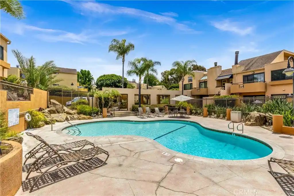 Listing Photo 1 - Condo for sale in 25761 Le Parc located at 25761 Le Parc, Lake Forest, CA 92630 - Unit #72