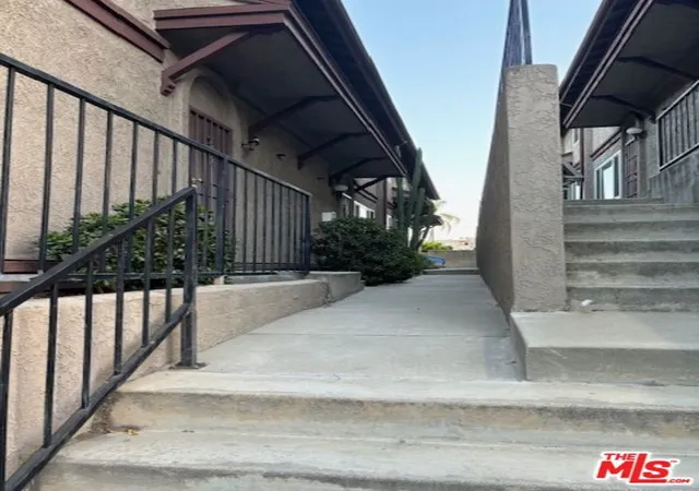 3rd image of 720 Waterloo St, Los Angeles, CA 90026