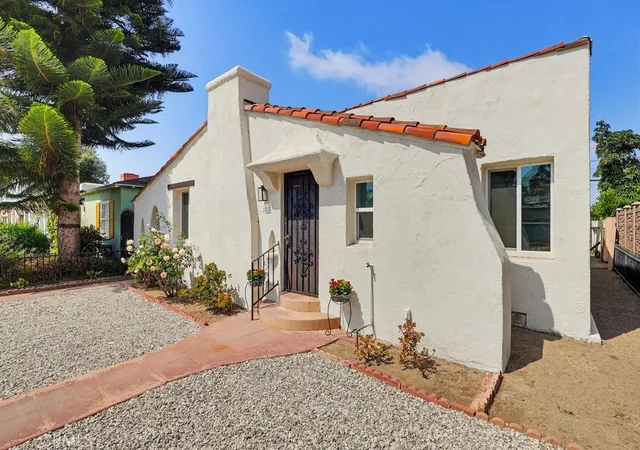 Photo 3 of Single family home for sale at 2525 Fashion Ave, Long Beach, CA 90810 | MLS# PW26029606 | Listing updated on 2026-09-29