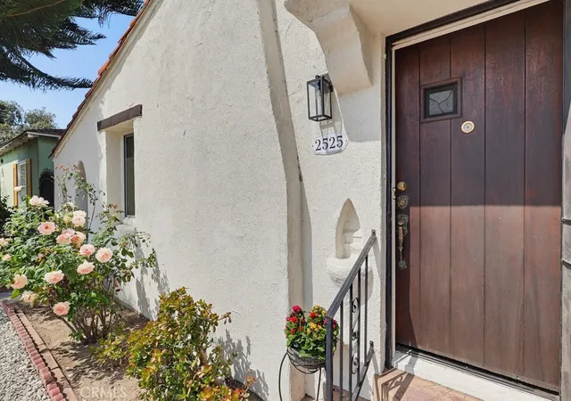 Photo 3 of Single family home for sale at 2525 Fashion Ave, Long Beach, CA 90810 | MLS# PW26029606 | Listing updated on 2026-09-29