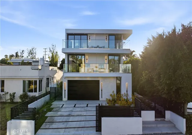 Photo 2 of Mansion for sale at 813 N Genesee Ave, Los Angeles, CA 90046 | MLS# PW26120500 | Listing updated on 2026-09-29