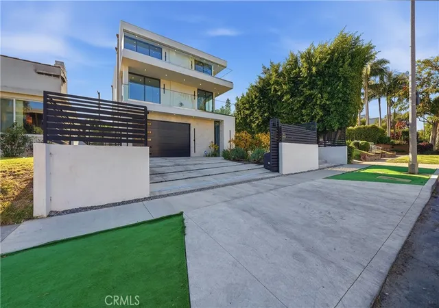 Photo 3 of Mansion for sale at 813 N Genesee Ave, Los Angeles, CA 90046 | MLS# PW26120500 | Listing updated on 2026-09-29