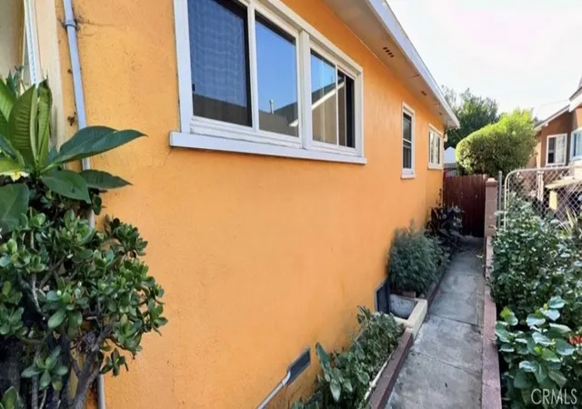 Photo 3 of Single family home for sale at 7517 N Ontario St, Burbank, CA 91504 | MLS# SR26118422 | Listing updated on 2026-06-04