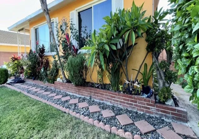 Photo 3 of Single family home for sale at 7517 N Ontario St, Burbank, CA 91504 | MLS# SR26118422 | Listing updated on 2026-06-04