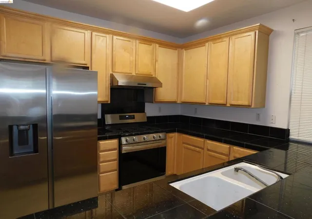 Photo 4 of Sale Pending at 639 Heritage Cir, Ashland, CA 94580 | MLS# 41136977 | Listing updated on 2026-07-01