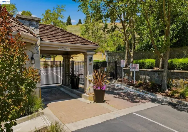 2nd image of 410 Cyn Woods Pl, San Ramon, CA 94582