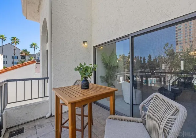 Listing Photo 3 - Condo for sale in building located at 3525 Lebon Dr, San Diego, CA 92122 - Unit #302