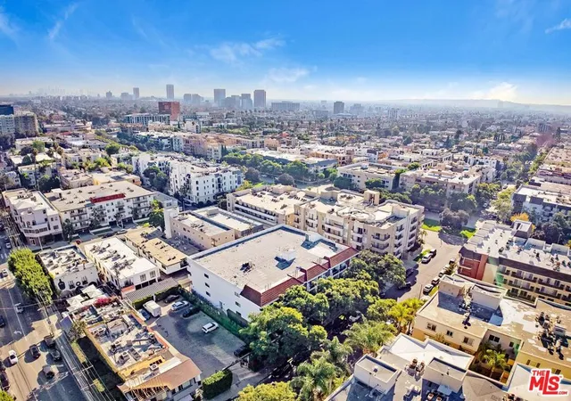 14th image of 320 Arnaz Dr, Los Angeles, CA 90048 | MLS# 26842459