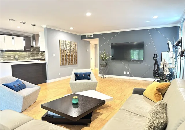 2nd image of 6720 Hillpark Dr #204, Los Angeles, CA 90068 | MLS# SR26113450