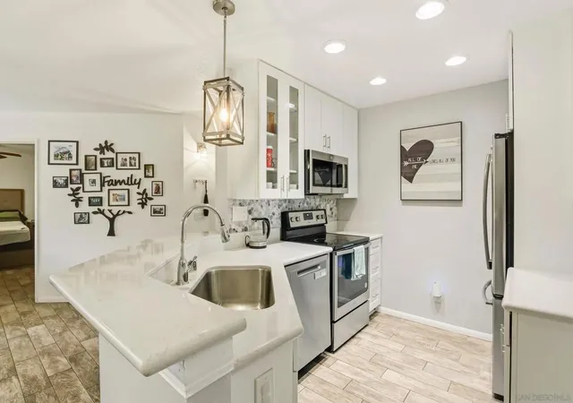 3rd image of 7287 Camino Degrazia, San Diego, CA 92111