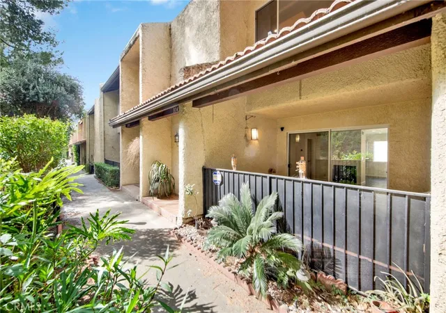 2nd image of 9745 Via Roma, Burbank, CA 91504 | MLS# GD26121281