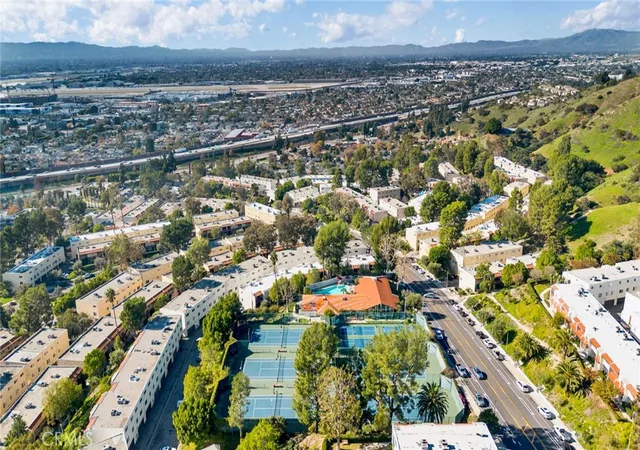 38th image of 9745 Via Roma, Burbank, CA 91504 | MLS# GD26121281