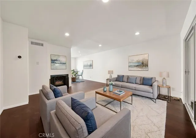 3rd image of 9745 Via Roma, Burbank, CA 91504 | MLS# GD26121281