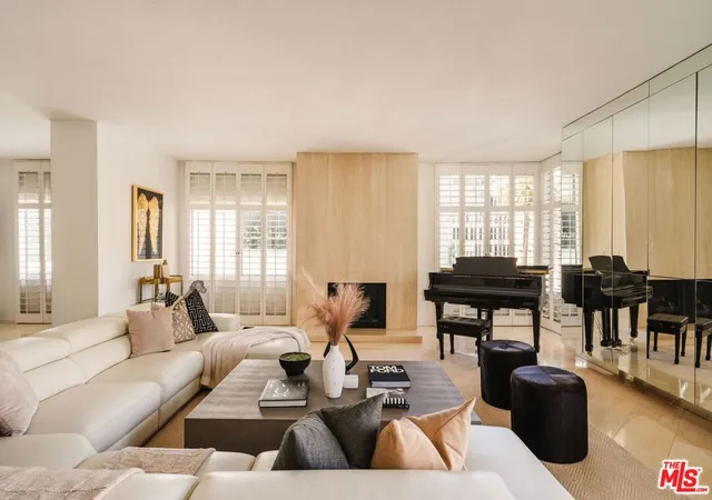 Listing Photo 4 - Condo for sale in building located at 121 S Palm Dr, Beverly Hills, CA 90212 - Unit #401