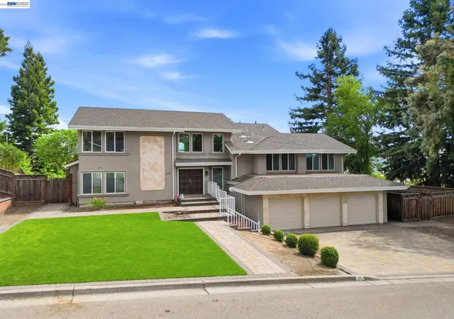 Photo 3 of Single family home for sale at 25 Portsmouth Ct, San Ramon, CA 94582 | MLS# 41137128 | Listing updated on 2026-10-06