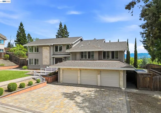 Photo 3 of Single family home for sale at 25 Portsmouth Ct, San Ramon, CA 94582 | MLS# 41137128 | Listing updated on 2026-10-06