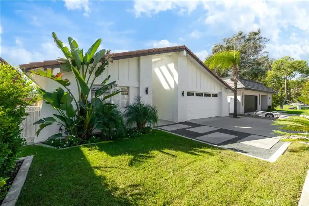 Photo 1 of Single family home for sale at 30238 Longhorn, Canyon Lake, CA 92587 | MLS# IV26121511 | Listing updated on 2026-10-22