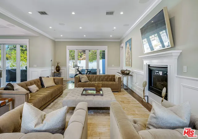 2nd image of 19633 Wells Dr, Tarzana, CA 91356 | MLS# 26843083