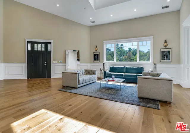 4th image of 19633 Wells Dr, Tarzana, CA 91356 | MLS# 26843083