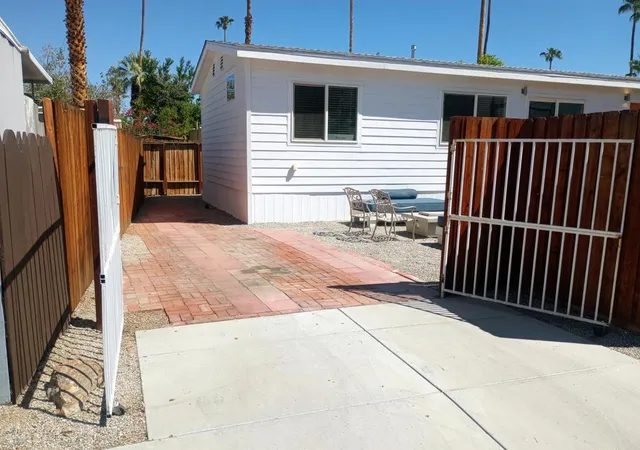 Photo 2 of Sale Pending at 102 Fondulac St, Palm Springs, CA 92264 | MLS# 219148785DA | Listing updated on 2026-10-01