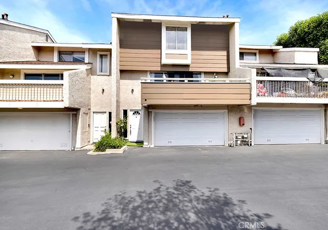 Photo 3 of Townhouse for sale at 753 Warwick Ave, Thousand Oaks, CA 91360 | MLS# SR26122346 | Listing updated on 2026-09-04