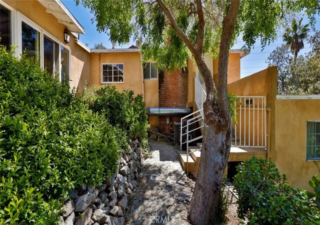 3rd image of 10058 Sunland Blvd, Sunland, CA 91040 | MLS# SR26121357