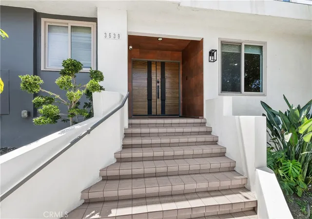 Photo 2 of Single family home for sale at 3539 Alana Dr, Sherman Oaks, CA 91403 | MLS# SR26122410 | Listing updated on 2026-09-14