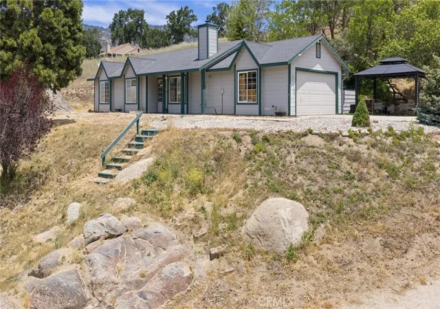 Homes for sale in Tehachapi, CA | 23500 Lakeview, Tehachapi, CA 93561 | MLS# SR26122480