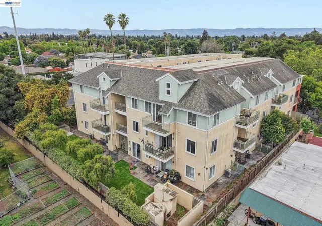 2nd image of 2330 University Ave, East Palo Alto, CA 94303