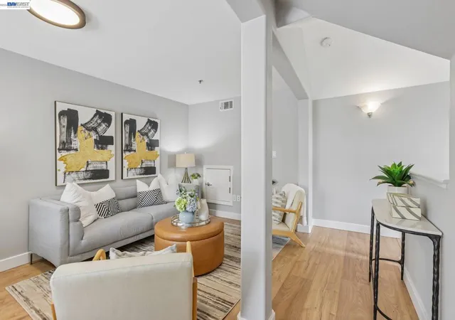 4th image of 2330 University Ave, East Palo Alto, CA 94303
