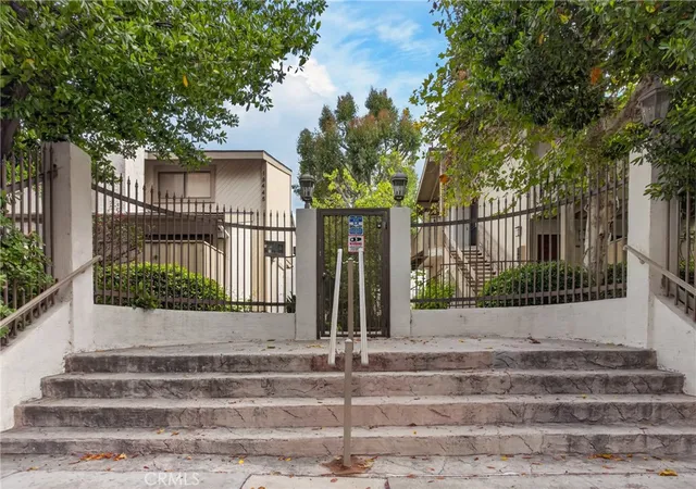 2nd image of 18433 Hatteras #507, Tarzana, CA 91356 | MLS# SR26122742