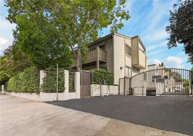 3rd image of 18433 Hatteras #507, Tarzana, CA 91356 | MLS# SR26122742