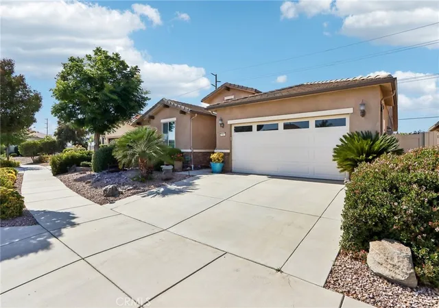 Photo 3 of Sale Pending at 5562 Corte Portico, Hemet, CA 92545 | MLS# SW26122762 | Listing updated on 2026-10-03