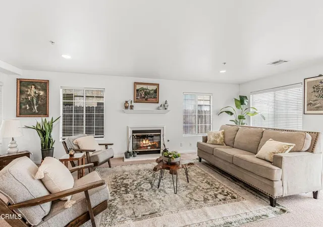 Photo 4 of Sale Pending at 833 Dunes St, Oxnard, CA 93035 | MLS# V1-36832 | Listing updated on 2026-09-21