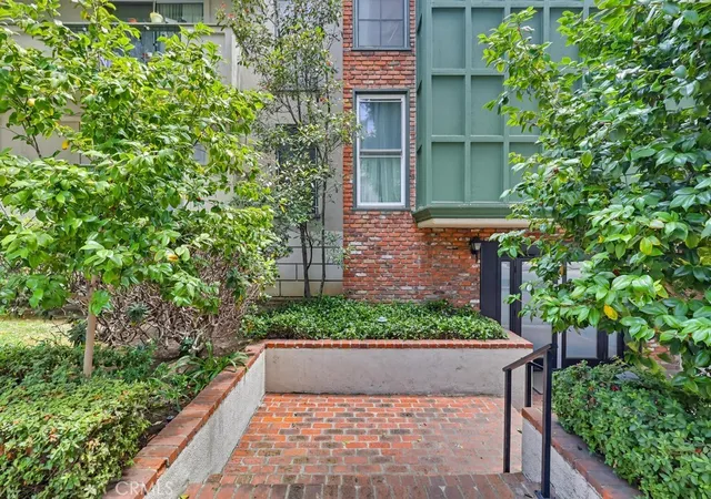 Listing Photo 3 - Condo for sale in building located at 3640 Cardiff Ave, Los Angeles, CA 90034 - Unit #210