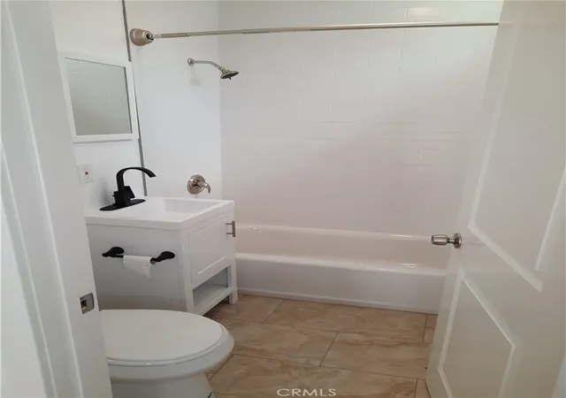 Listing Photo 3 - Condo for sale in building located at 515 W 3rd, Long Beach, CA 90802