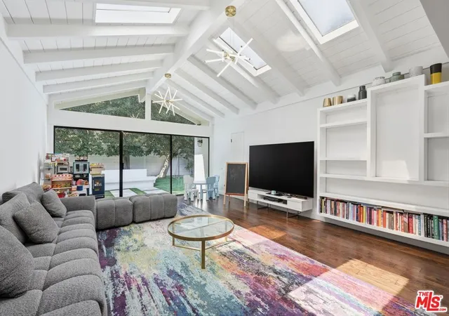 5th image of 16910 Magnolia Blvd, Encino, CA 91316 | MLS# 26843725