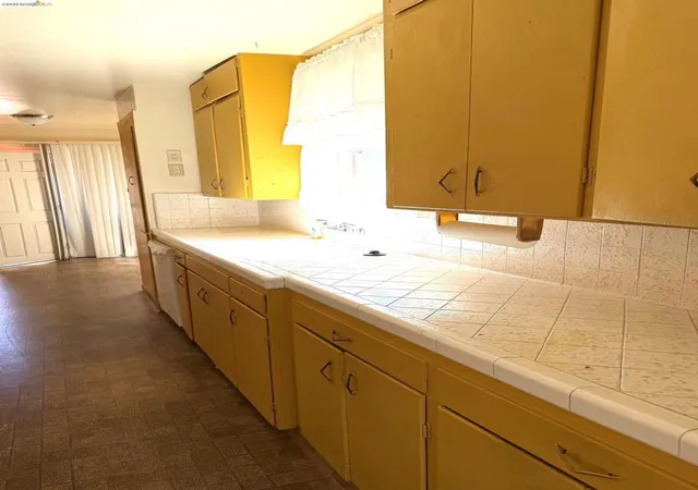 3rd image of 2426 38Th Ave, Oakland, CA 94601 | MLS# 41137439