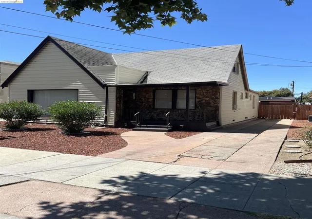 Photo 2 of Single family home for sale at 1376 Elm St, Pittsburg, CA 94565 | MLS# 41137466 | Listing updated on 2026-10-08