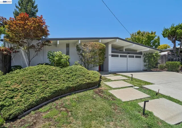 Photo 2 of Sale Pending at 5842 Highwood Rd, Castro Valley, CA 94552 | MLS# 41137480 | Listing updated on 2026-07-02