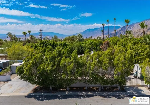 Photo 2 of Single family home for sale at 401 E Glen S Cir, Palm Springs, CA 92262 | MLS# 26843887PS | Listing updated on 2026-10-08