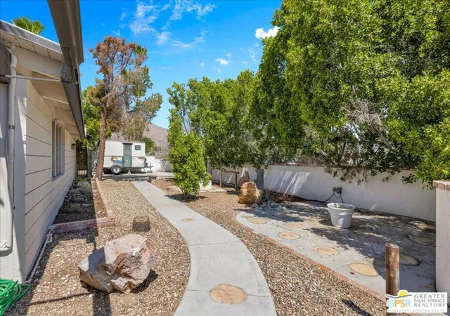 Photo 3 of Single family home for sale at 401 E Glen S Cir, Palm Springs, CA 92262 | MLS# 26843887PS | Listing updated on 2026-10-08