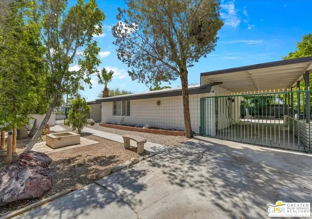 Photo 4 of Single family home for sale at 401 E Glen S Cir, Palm Springs, CA 92262 | MLS# 26843887PS | Listing updated on 2026-10-08