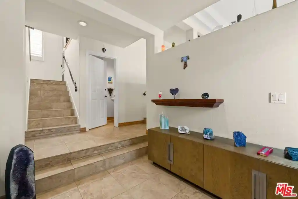 Listing Photo 2 - Condo for sale in 6435 Zumirez Dr located at 6435 Zumirez Dr, Malibu, CA 90265 - Unit #21