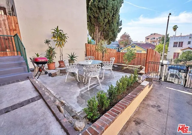 Listing Photo 4 - Condo for sale in building located at 826 S Park Vw St, Los Angeles, CA 90057