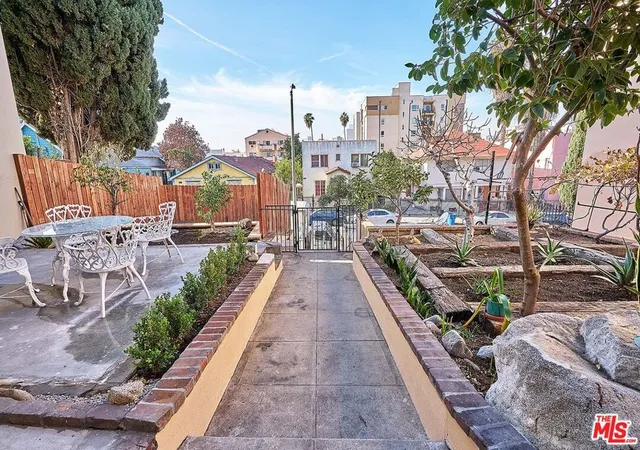 Listing Photo 5 - Condo for sale in building located at 826 S Park Vw St, Los Angeles, CA 90057