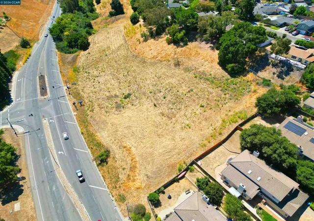 3rd image of 1025 Columbus Pkwy, Vallejo, CA 94591 | MLS# 41137590