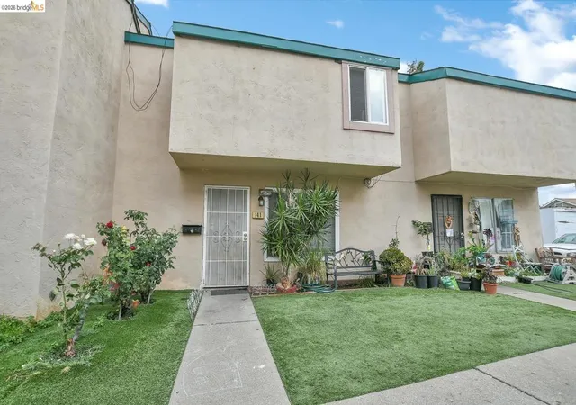 Homes for sale in Pittsburg, CA | 141 E 15th St, Pittsburg, CA 94565 | MLS# 41137620