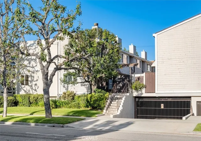Townhouse for sale at 4230 Whitsett Ave #4, Studio City, CA 91604 | MLS# SR26124293