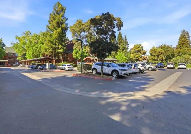 Listing Photo 2 - Condo for sale in building located at 1211 Yarwood Ct, San Jose, CA 95128 - Unit #